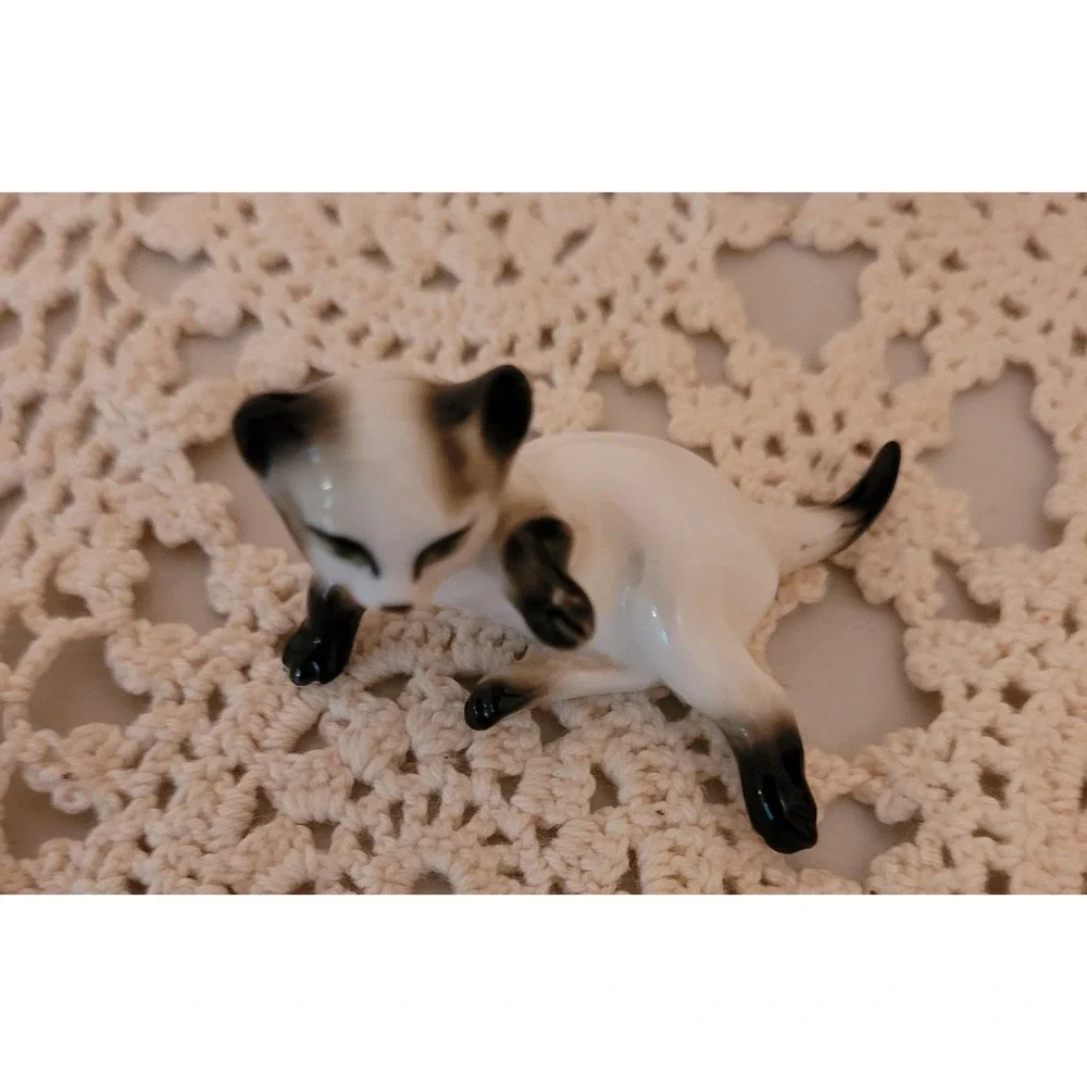 Black Cat trinket tray and two Small‎ White & Brown cat statues